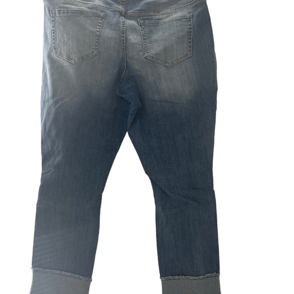 22. NWOT Torrid Premium Boyfriend Med Wash Distressed Jeans Size 10 - Picture 7 of 7